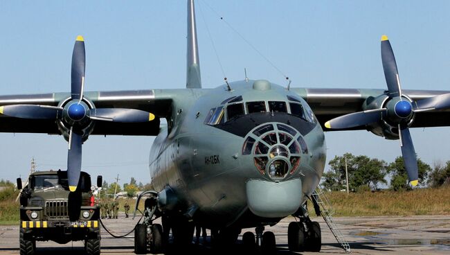 Транспортный самолет АН-12БК заправляется перед вылетом