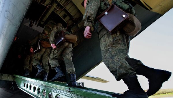 Российские военнослужащие во время посадки в транспортный самолет АН-12БК. Архивное фото
