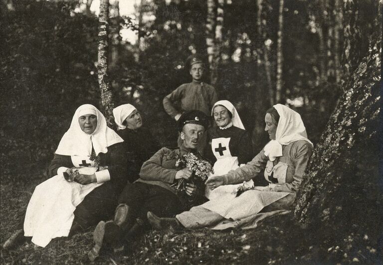 Солдаты и медсестры во время отдыха, 1916 год Солдаты и медсестры во время отдыха, 1916 год