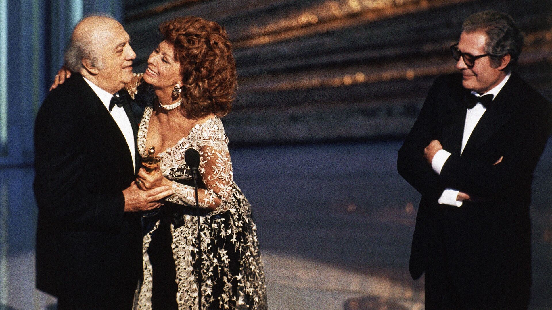 Софи Лорен и Марчелло Мастоянни вручают почетный Оскар великому режиссеру Федерико Феллини, 1993 год - РИА Новости, 1920, 20.10.2020