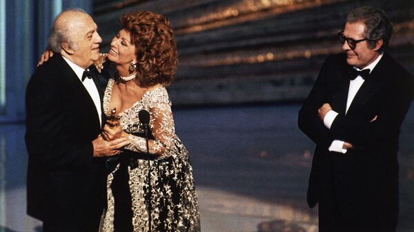 Софи Лорен и Марчелло Мастоянни вручают почетный Оскар великому режиссеру Федерико Феллини, 1993 год