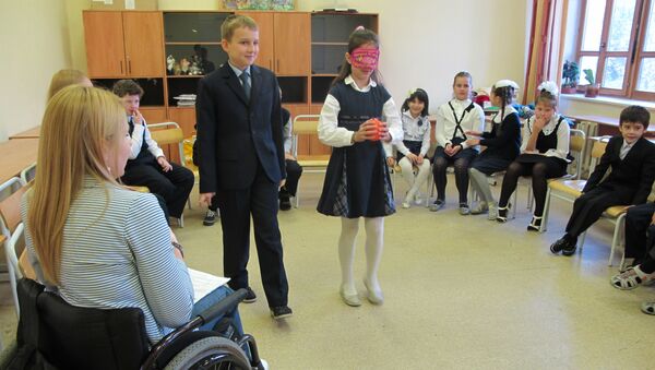Школьники на занятии по пониманию инвалидности