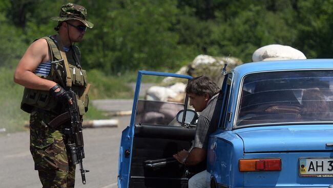 Досмотр автомобиля на блокпосту украинских военных. Архивное фото