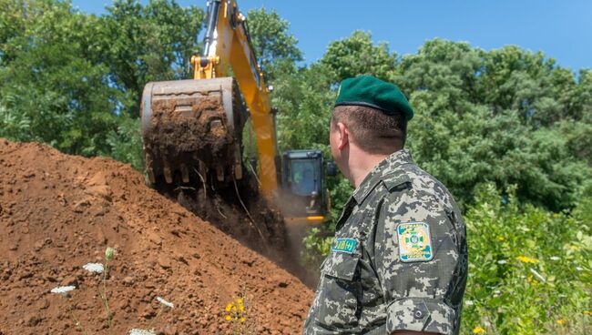 Ров на границе России и Украины в Харьковской области. Архивное фото