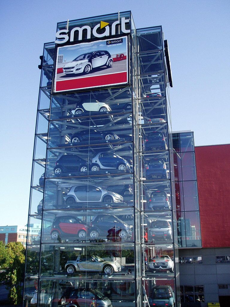 Парковка Smart Car Vending Machine в Германии.