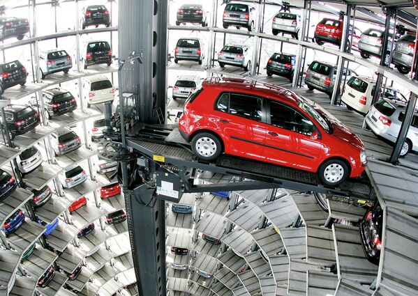 Автомобиль загружается с помошью автовышки в VW Автоград в Вольфсбурге, северной Германии