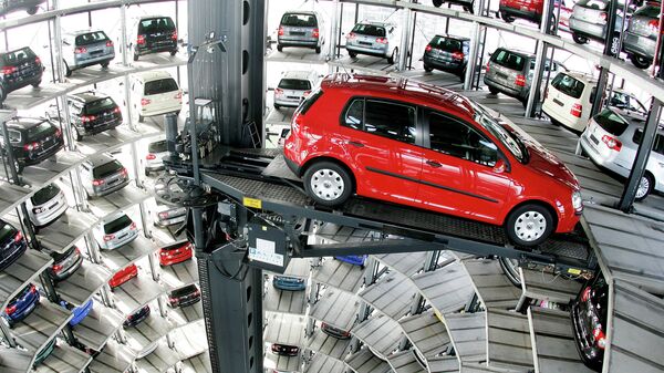 Автомобиль загружается с помошью автовышки в VW Автоград в Вольфсбурге, северной Германии