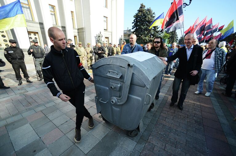 Пикет в поддержку закона о люстрации власти в Киеве