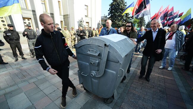 Участники пикета в поддержку закона о люстрации власти. Архивное фото