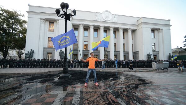 У здания Верховной рады Украины в Киеве. Архивное фото
