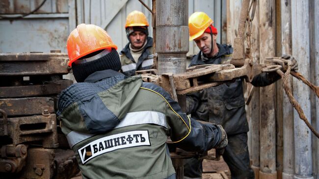 Добыча нефти работниками компании Башнефть. Архивное фото
