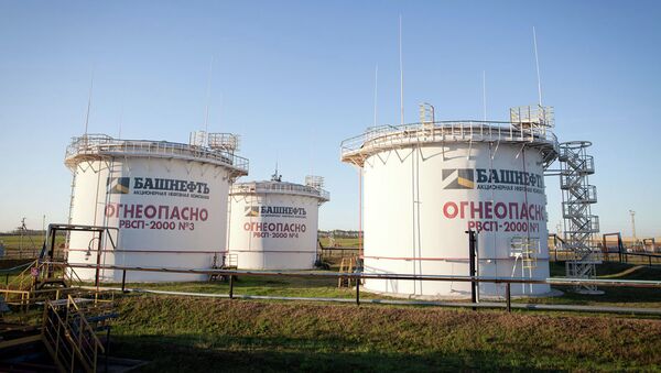 Резервуары с нефтью компании Башнефть. Архивное фото