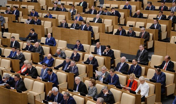 Депутаты на первом пленарном заседании Государственной Думы РФ