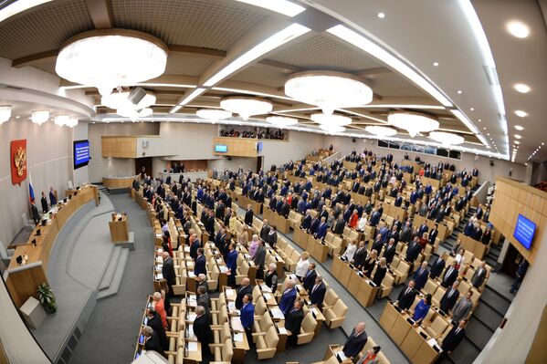 Депутаты во время исполнения гимна Российской Федерации