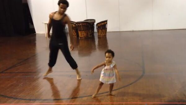 Маленькая звезда: двухлетняя девочка поставила танец взрослых коллег