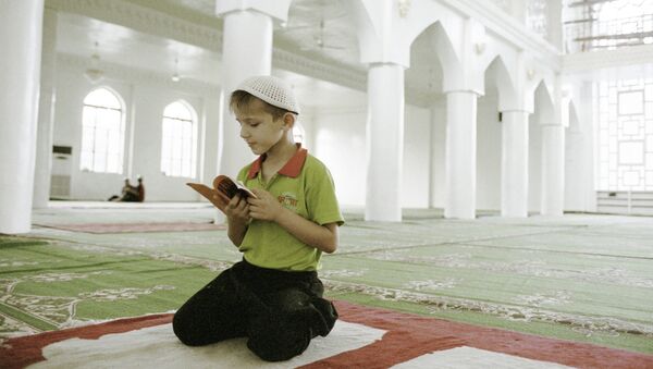 Юный мусульманин в мечети. Архивное фото.