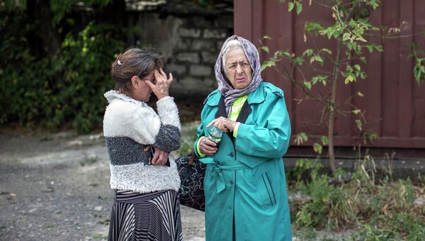 Местные жительницы после обстрела Донецка  16 сентября 2014