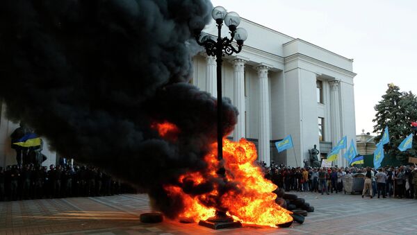 Пикет в поддержку закона о люстрации власти у здания Верховной Рады Украины в Киеве