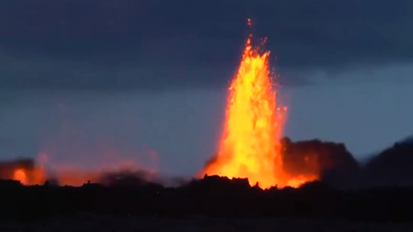 Страшно, но красиво: извержение вулкана в Исландии