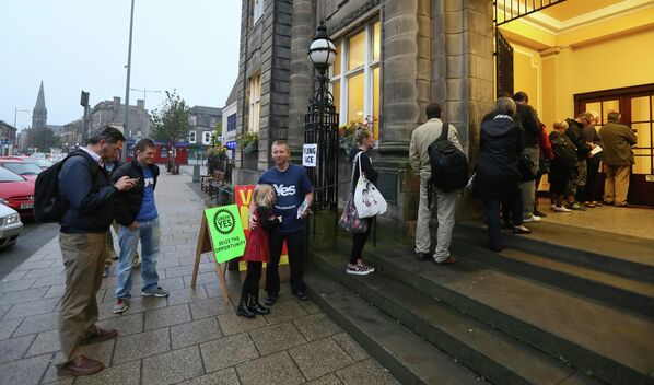 Избиртели ждут открытия участка, чтобы проголосовать в день референдума о независимости Шотландии