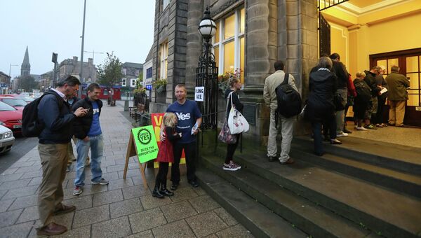 Избиртели ждут открытия участка, чтобы проголосовать в день референдума о независимости Шотландии