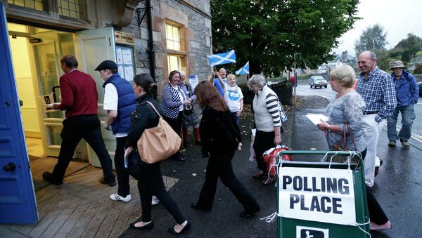 Избиратели идут голосовать в день проведения референдума о независимости Шотландии
