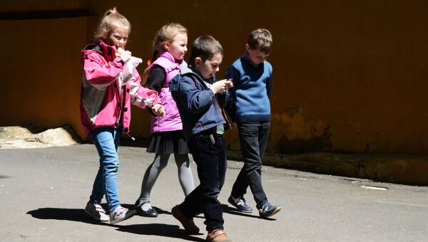 Дети у школы №15 в Донецке