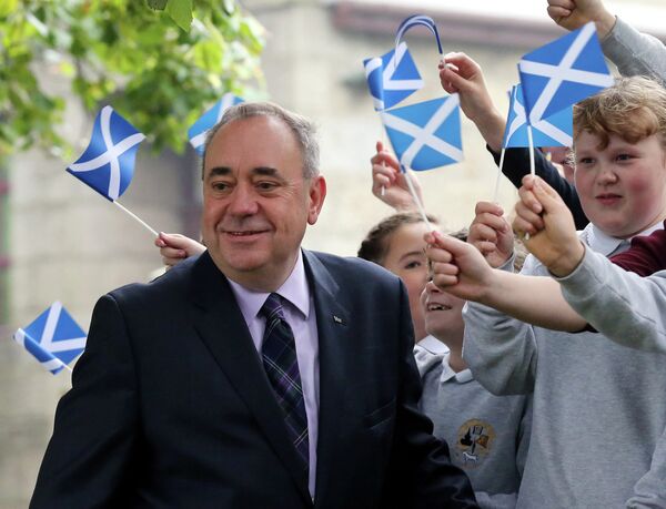 Первый министр Шотландии Алекс Салмонд после голосования в Стритчене, Шотландия