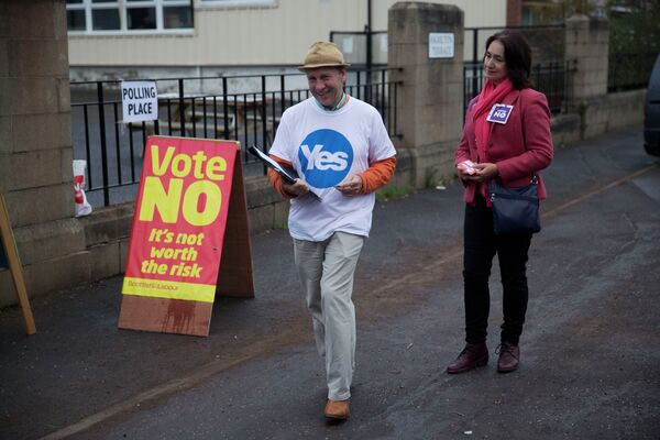 Сторонник и противник независимости Шотландии возле пункта для голосования