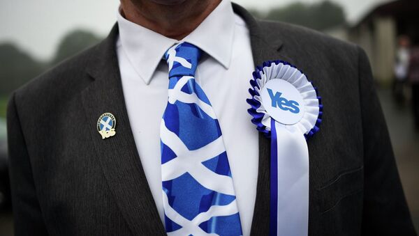 Сторонник независимости Шотландии рядом с участком для голосования