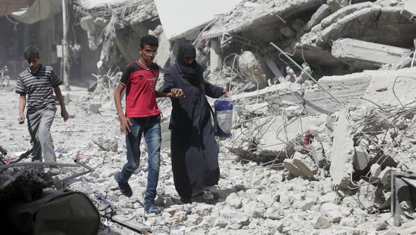 Местные жители на руинах домов недалеко от Дамаска