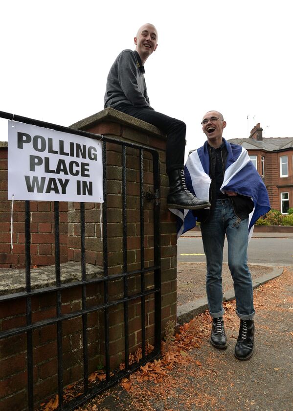 Избиратели на участке для голосования в Глазго, Шотландия