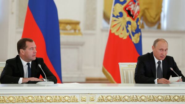 Президент России Владимир Путин (справа) и председатель правительства РФ Дмитрий Медведев. Архивное фото