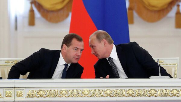 Президент России Владимир Путин (справа) и председатель правительства РФ Дмитрий Медведев на заседании Государственного совета РФ в Кремле. Архивное фото