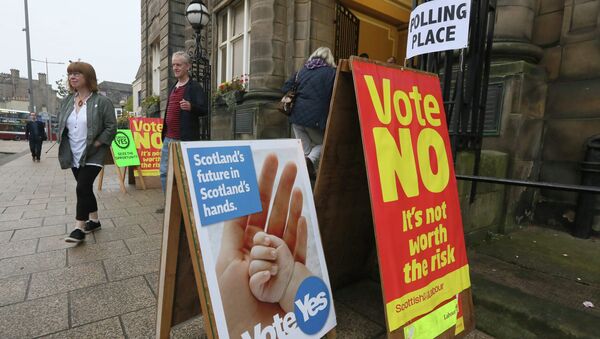 Возле избирательного участка в день проведения референдума о независимости Шотландии