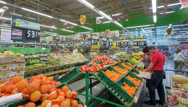Покупатели в супермаркете в Новосибирске. Архивное фото