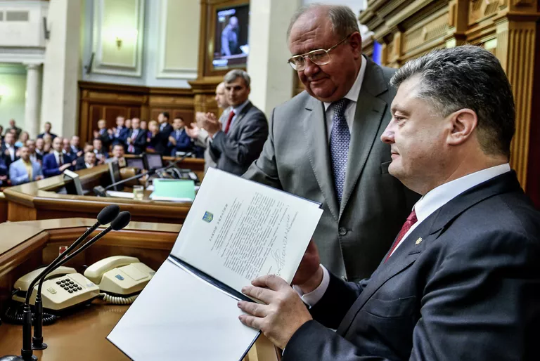 Петр Порошенко на заседании Верховной Рады Украины в Киеве, на котором одобрен законопроект о ратификации Соглашения об ассоциации между Украиной и ЕС. 2014 Петр Порошенко на заседании Верховной Рады Украины в Киеве, на котором одобрен законопроект о ратификации Соглашения об ассоциации между Украиной и ЕС. 2014