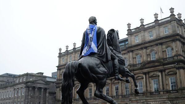 Шотландский флаг с надписью Да в поддержку независимости Шотландии на памятнике герцогу Веллингтонскому. Архивное фото