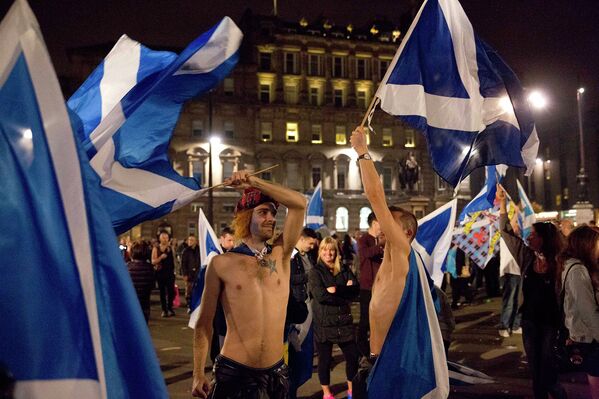 Сторонники независимости Шотландии после закрытия избирательных участков, Глазго