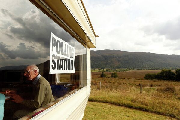 Клерк в избирательном участке. Шотландское высокогорье