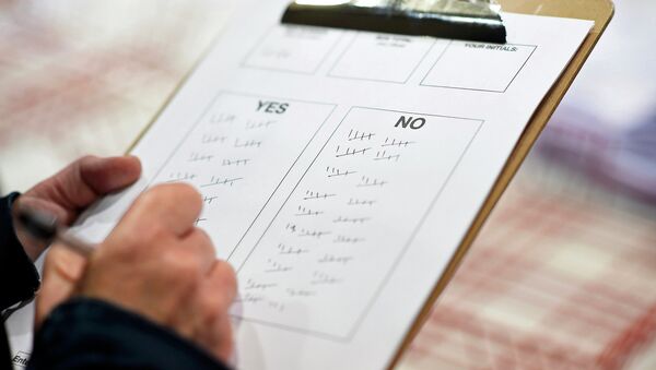 Работник центра подсчета голосов в Абердине, Шотландия