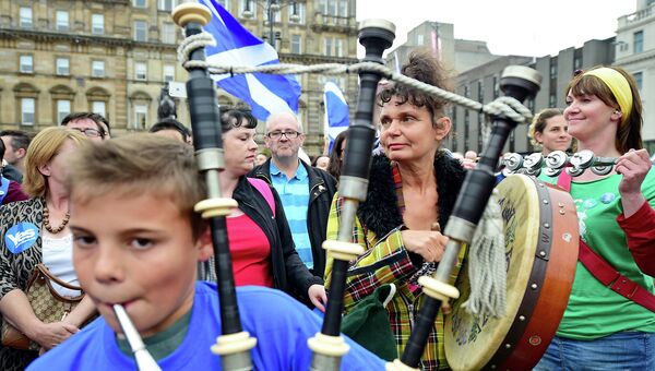 Волынщик и музыканты на улице Глазго перед окончанием голосования, Шотландия