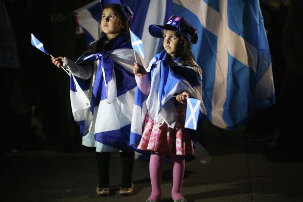 Дети ожидают результата голосования, Эдинбург, Шотландия