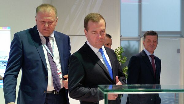 Председатель правительства РФ Дмитрий Медведев (в центре) во время осмотра выставочных стендов XIII Международного инвестиционного форума в Олимпийском парке в Сочи
