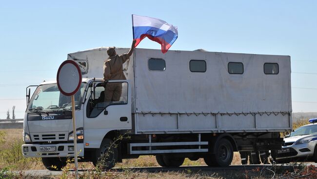 Отправка третьей гуманитарной колонны на Юго-Восток Украины с полигона в городе Каменск-Шахтинский Ростовской области