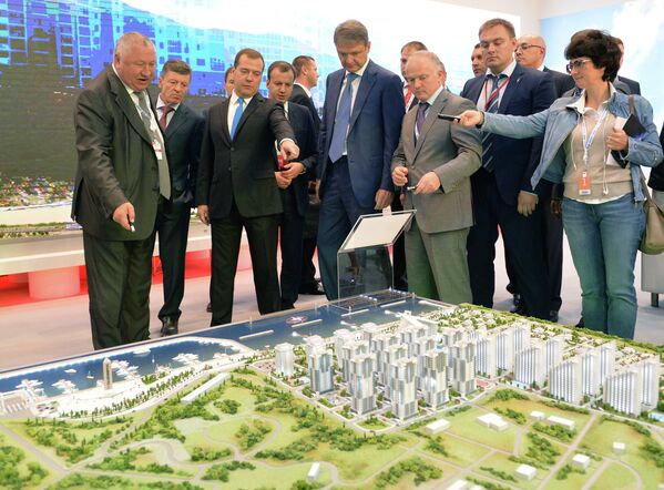Дмитрий Медведев во время осмотра выставочных стендов XIII Международного инвестиционного форума в Олимпийском парке в Сочи