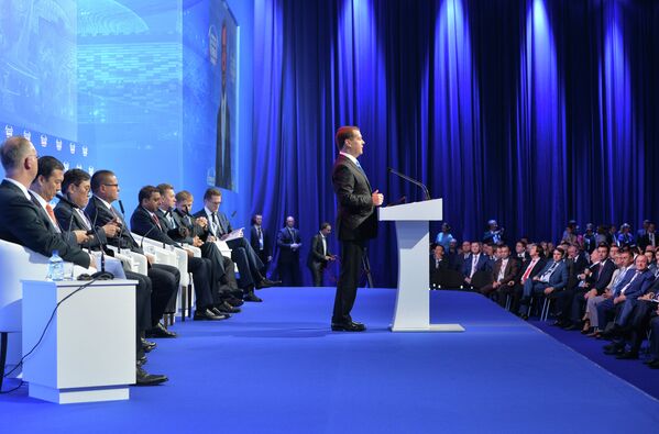 Дмитрий Медведев выступает на пленарном заседании XIII Международного инвестиционного форума в Сочи