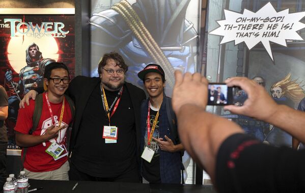 Режиссер Гильермо Дель Торо с фанатами во время международного ежегодного фестиваля Comic-Con, Сан-Диего. 2013 год