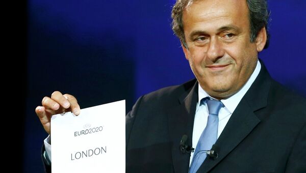 Президент УЕФА Платини показывает табличку города Лондона
