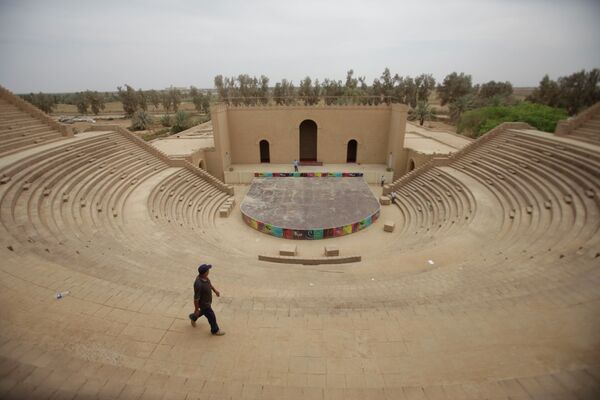 Мужчина ходит на месте раскопок Вавилона в 50км от Багдада